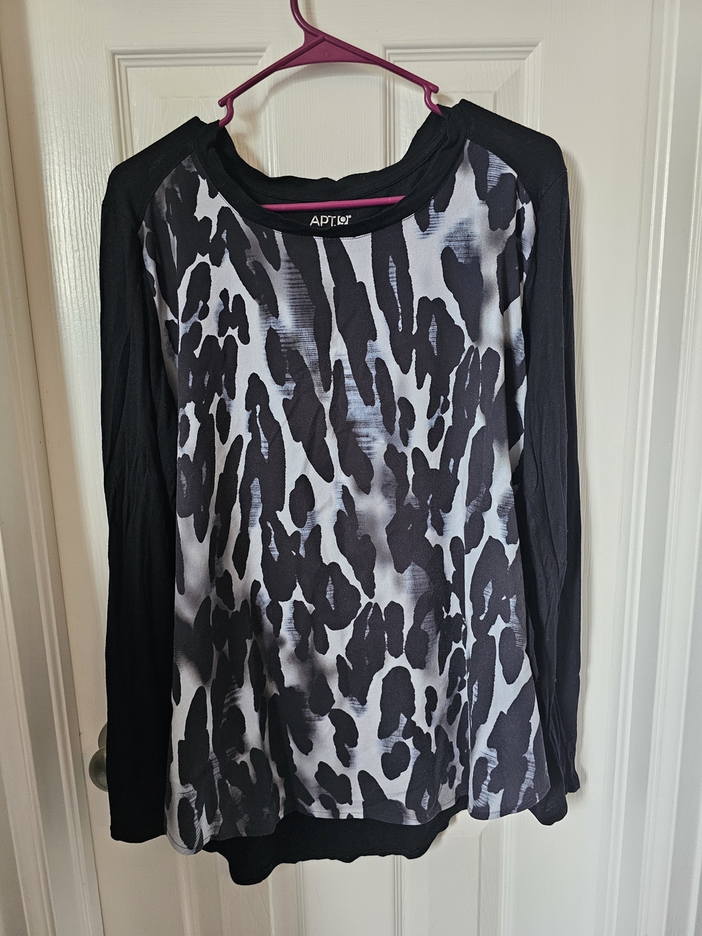 Apt. 9 Black and White Animal-Print Long Sleeve Top